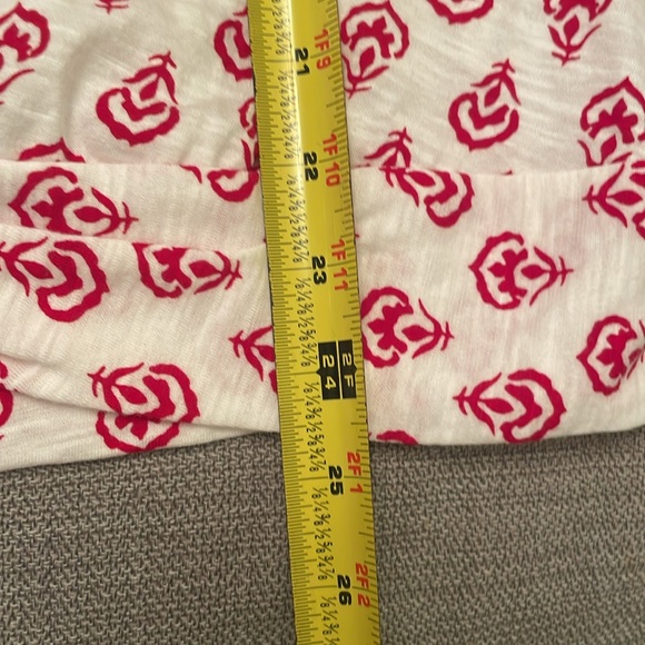 NWT $32 Liz Claiborne Red & White Pattern Pullover Top with Twist Front Small - Picture 7 of 11